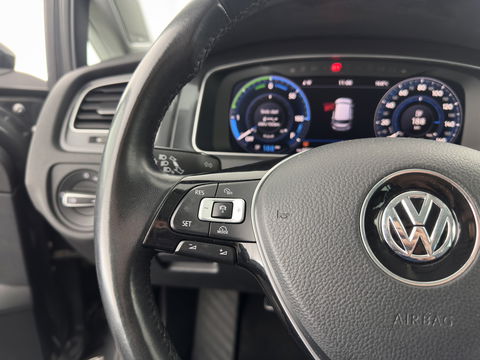 Volkswagen e-Golf {SOH-89%} Aut.*HEAT-PUMP | LUXURY-LEATHER | FULL-LED | DIGI-COCKPIT | NAVI-FULLMAP | HEATED-SPORTSEATS | CAMERA | DAB+ | AMBIENT-LIGHT | PRIVACY-GLASS | CAMERA | KEYLESS | CCS-FASTLOADER | 17''ALU*