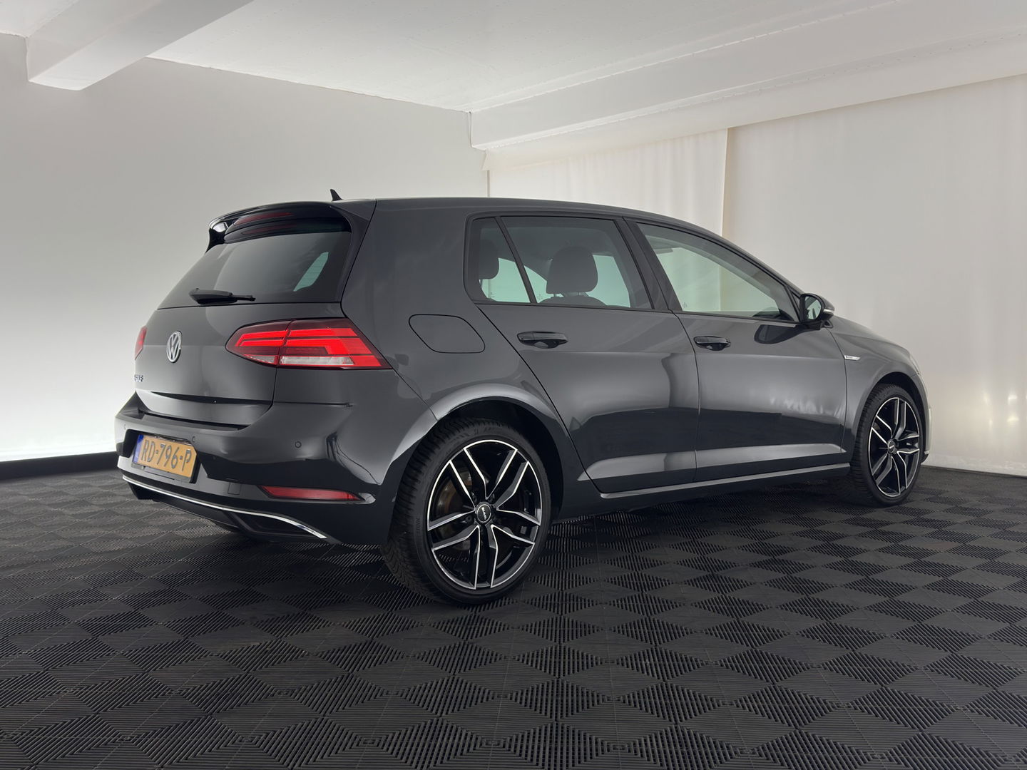 Volkswagen e-Golf {SOH-89%} Aut.*HEAT-PUMP | LUXURY-LEATHER | FULL-LED | DIGI-COCKPIT | NAVI-FULLMAP | HEATED-SPORTSEATS | CAMERA | DAB+ | AMBIENT-LIGHT | PRIVACY-GLASS | CAMERA | KEYLESS | CCS-FASTLOADER | 17''ALU*