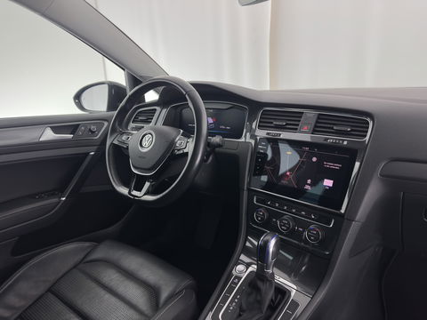 Volkswagen e-Golf {SOH-89%} Aut.*HEAT-PUMP | LUXURY-LEATHER | FULL-LED | DIGI-COCKPIT | NAVI-FULLMAP | HEATED-SPORTSEATS | CAMERA | DAB+ | AMBIENT-LIGHT | PRIVACY-GLASS | CAMERA | KEYLESS | CCS-FASTLOADER | 17''ALU*