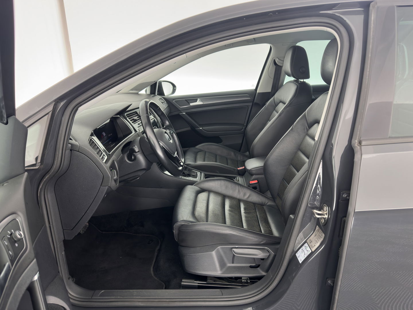 Volkswagen e-Golf {SOH-89%} Aut.*HEAT-PUMP | LUXURY-LEATHER | FULL-LED | DIGI-COCKPIT | NAVI-FULLMAP | HEATED-SPORTSEATS | CAMERA | DAB+ | AMBIENT-LIGHT | PRIVACY-GLASS | CAMERA | KEYLESS | CCS-FASTLOADER | 17''ALU*