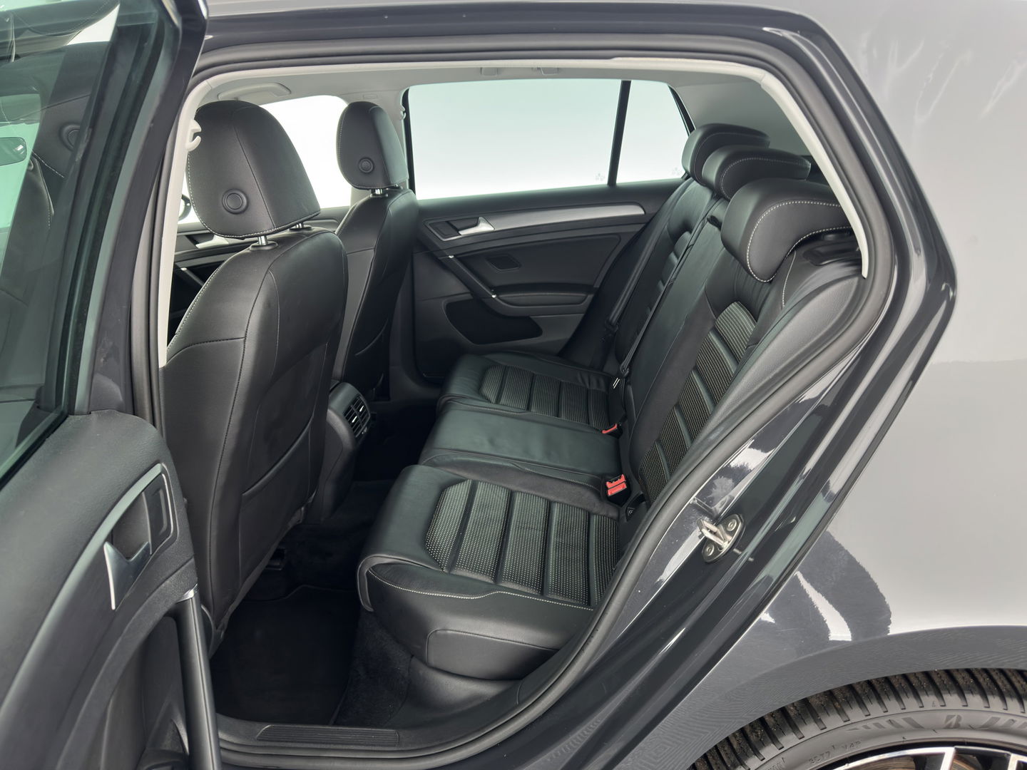 Volkswagen e-Golf {SOH-89%} Aut.*HEAT-PUMP | LUXURY-LEATHER | FULL-LED | DIGI-COCKPIT | NAVI-FULLMAP | HEATED-SPORTSEATS | CAMERA | DAB+ | AMBIENT-LIGHT | PRIVACY-GLASS | CAMERA | KEYLESS | CCS-FASTLOADER | 17''ALU*