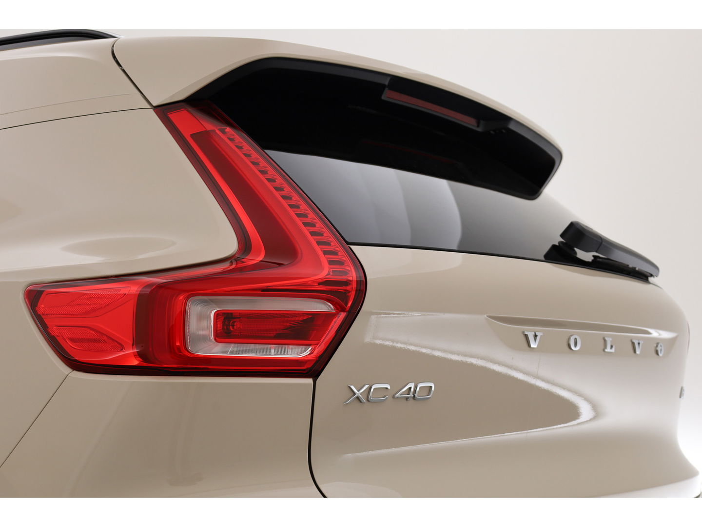 Volvo XC40 2.0 B4 Ultra Dark 197PK | Pano | Matrix LED | 360cam | 21'' | Pilot Assist | H&K