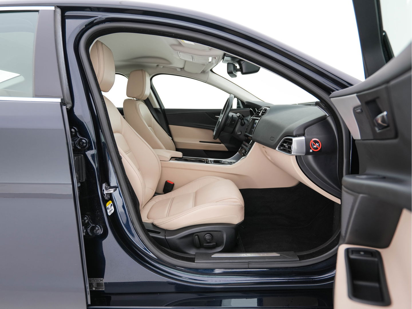 Jaguar XE 2.0 Portfolio *LUXURY-LEATHER | XENON | CAMERA | NAVI-FULLMAP | ECC | PDC | CRUISE | 18''ALU*