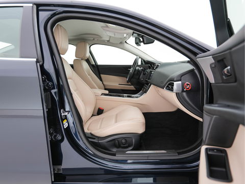 Jaguar XE 2.0 Portfolio *LUXURY-LEATHER | XENON | CAMERA | NAVI-FULLMAP | ECC | PDC | CRUISE | 18''ALU*