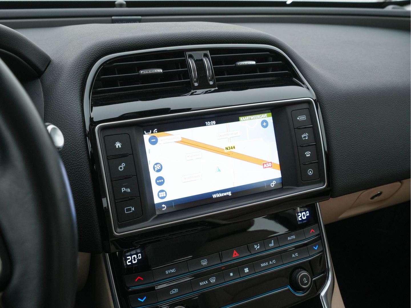 Jaguar XE 2.0 Portfolio *LUXURY-LEATHER | XENON | CAMERA | NAVI-FULLMAP | ECC | PDC | CRUISE | 18''ALU*