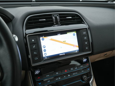 Jaguar XE 2.0 Portfolio *LUXURY-LEATHER | XENON | CAMERA | NAVI-FULLMAP | ECC | PDC | CRUISE | 18''ALU*