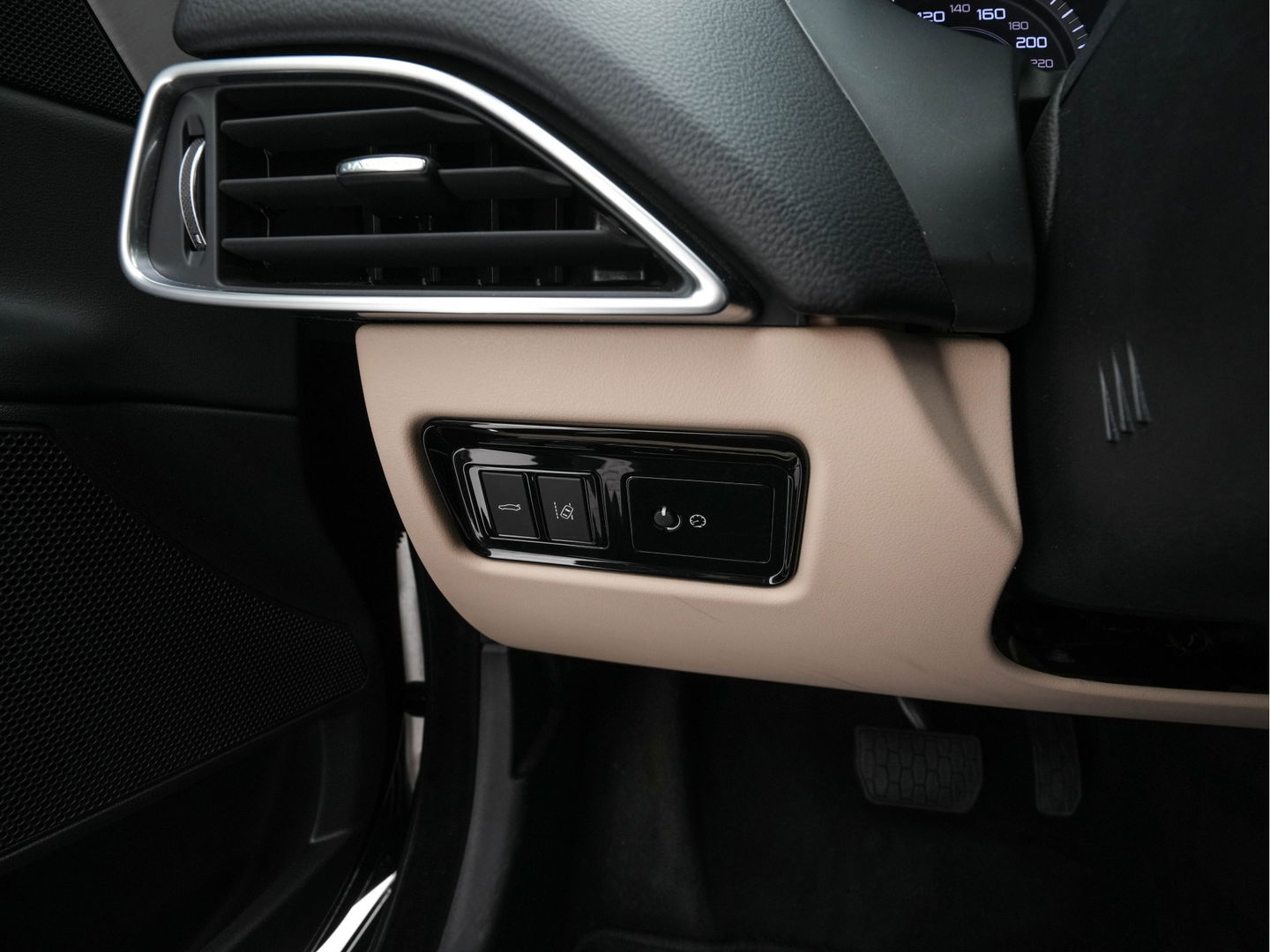 Jaguar XE 2.0 Portfolio *LUXURY-LEATHER | XENON | CAMERA | NAVI-FULLMAP | ECC | PDC | CRUISE | 18''ALU*
