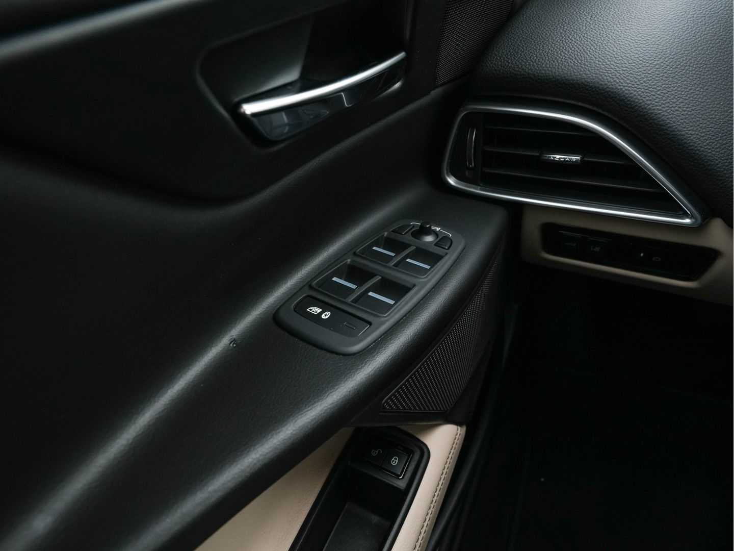 Jaguar XE 2.0 Portfolio *LUXURY-LEATHER | XENON | CAMERA | NAVI-FULLMAP | ECC | PDC | CRUISE | 18''ALU*