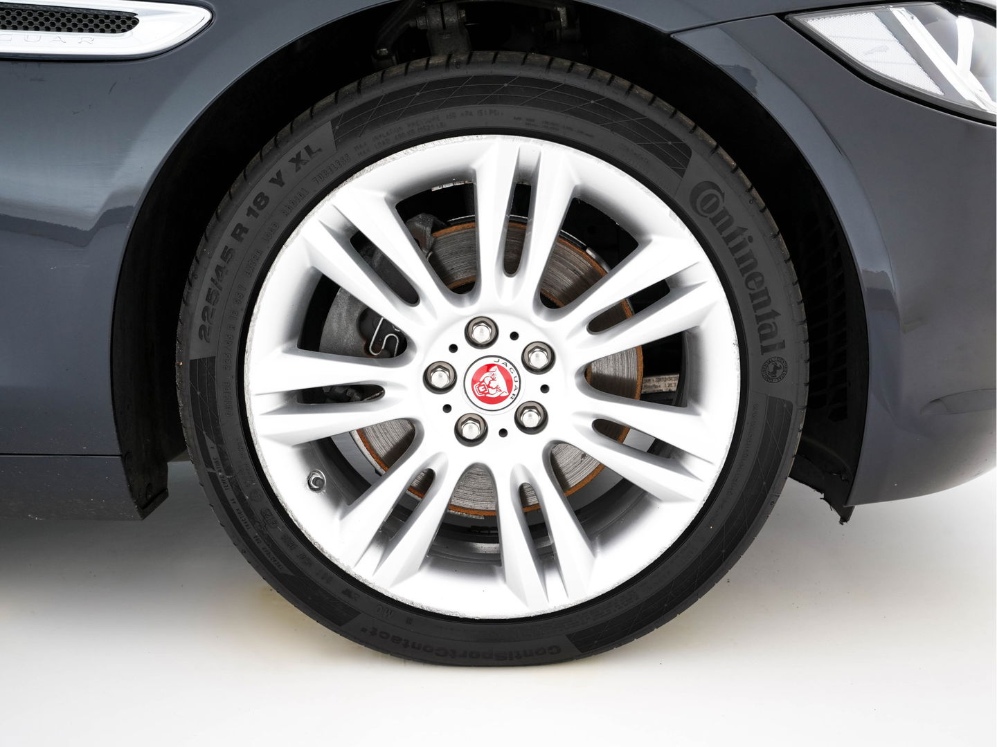 Jaguar XE 2.0 Portfolio *LUXURY-LEATHER | XENON | CAMERA | NAVI-FULLMAP | ECC | PDC | CRUISE | 18''ALU*