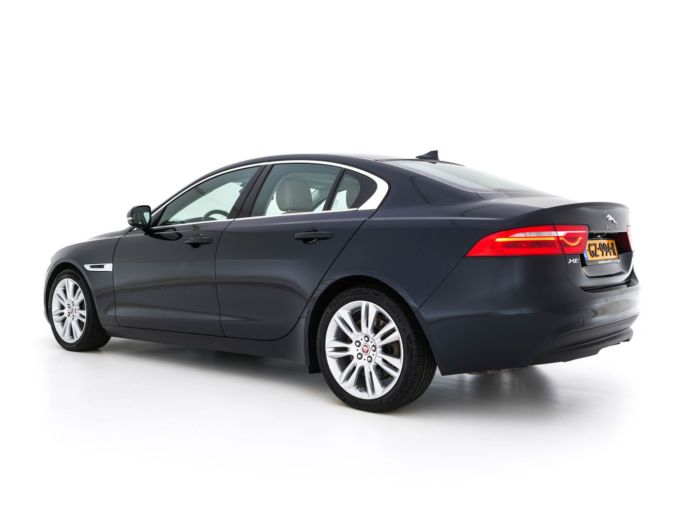 Jaguar XE 2.0 Portfolio *LUXURY-LEATHER | XENON | CAMERA | NAVI-FULLMAP | ECC | PDC | CRUISE | 18''ALU*