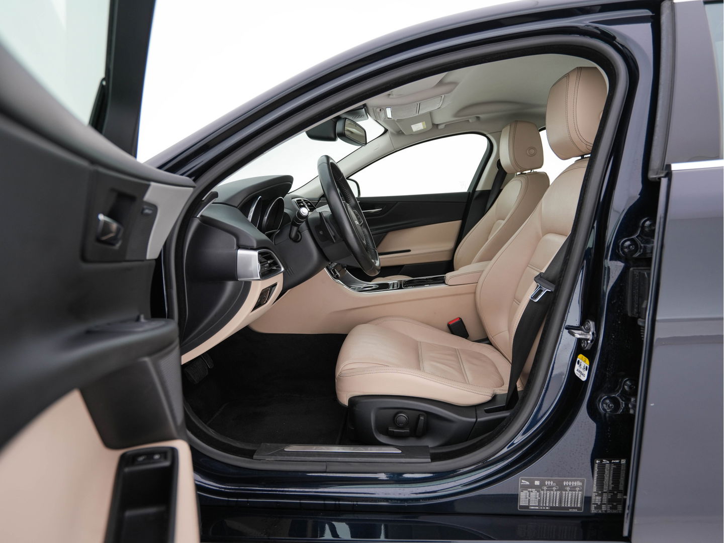Jaguar XE 2.0 Portfolio *LUXURY-LEATHER | XENON | CAMERA | NAVI-FULLMAP | ECC | PDC | CRUISE | 18''ALU*