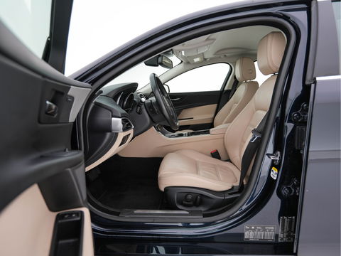 Jaguar XE 2.0 Portfolio *LUXURY-LEATHER | XENON | CAMERA | NAVI-FULLMAP | ECC | PDC | CRUISE | 18''ALU*