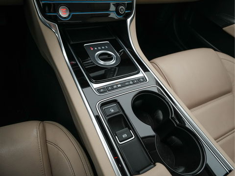 Jaguar XE 2.0 Portfolio *LUXURY-LEATHER | XENON | CAMERA | NAVI-FULLMAP | ECC | PDC | CRUISE | 18''ALU*
