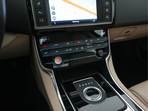 Jaguar XE 2.0 Portfolio *LUXURY-LEATHER | XENON | CAMERA | NAVI-FULLMAP | ECC | PDC | CRUISE | 18''ALU*