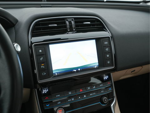 Jaguar XE 2.0 Portfolio *LUXURY-LEATHER | XENON | CAMERA | NAVI-FULLMAP | ECC | PDC | CRUISE | 18''ALU*