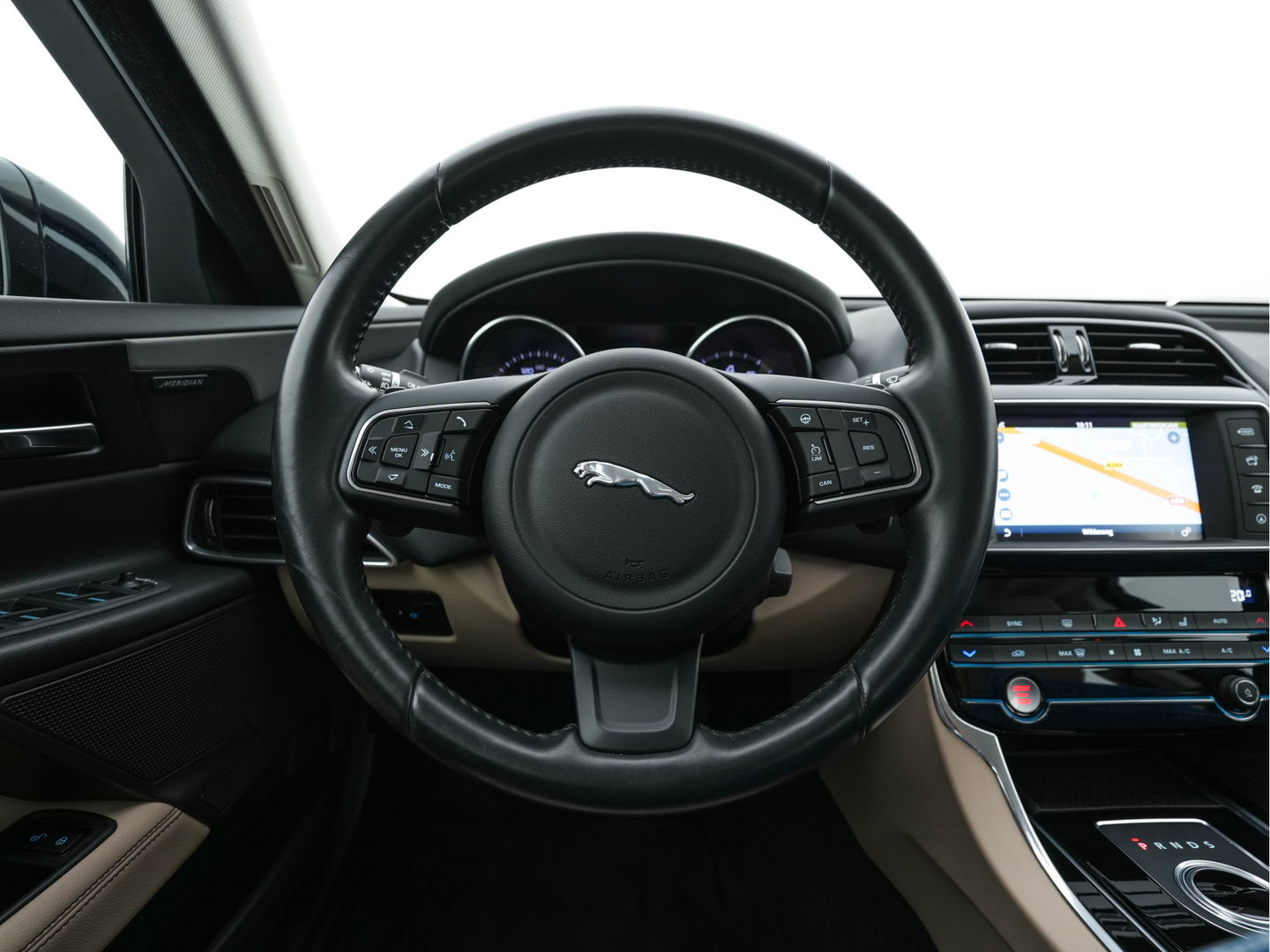 Jaguar XE 2.0 Portfolio *LUXURY-LEATHER | XENON | CAMERA | NAVI-FULLMAP | ECC | PDC | CRUISE | 18''ALU*