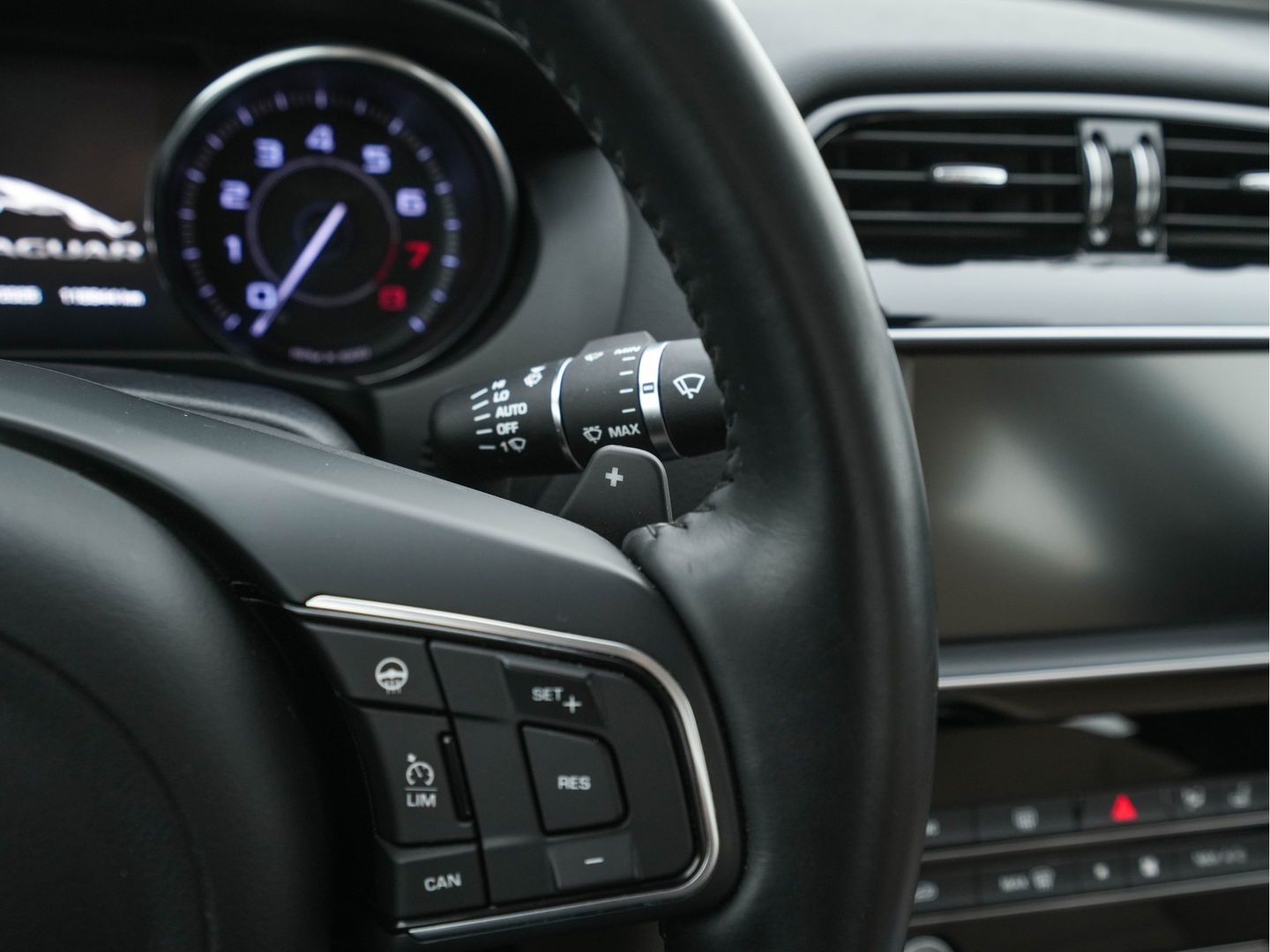 Jaguar XE 2.0 Portfolio *LUXURY-LEATHER | XENON | CAMERA | NAVI-FULLMAP | ECC | PDC | CRUISE | 18''ALU*