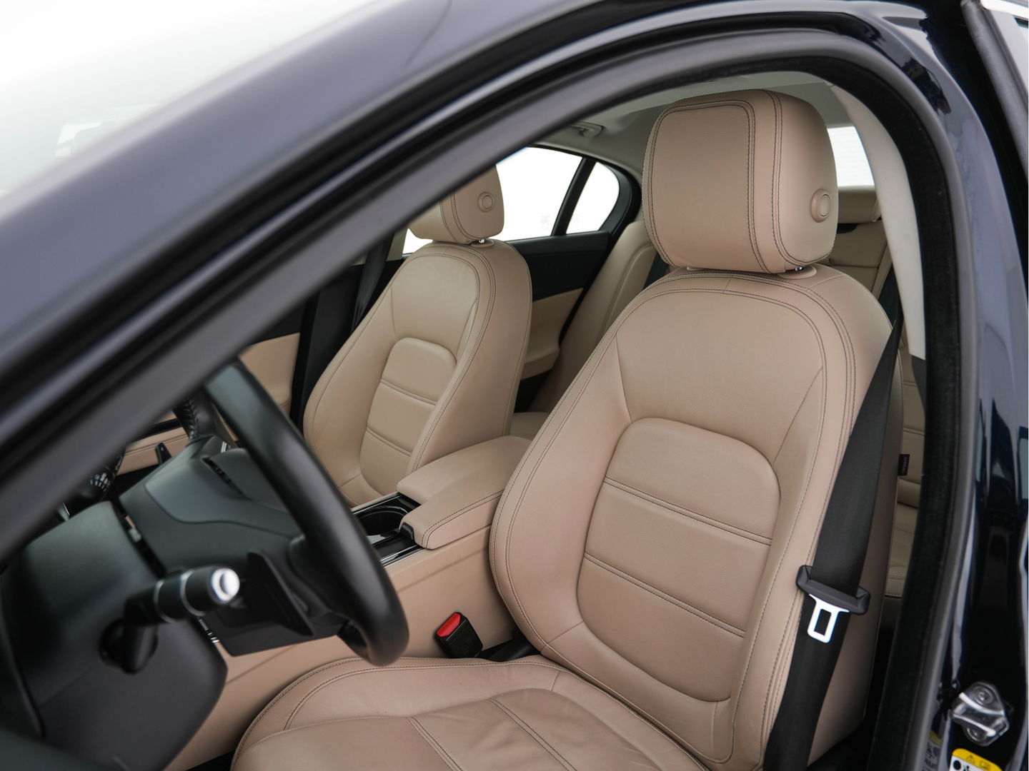 Jaguar XE 2.0 Portfolio *LUXURY-LEATHER | XENON | CAMERA | NAVI-FULLMAP | ECC | PDC | CRUISE | 18''ALU*