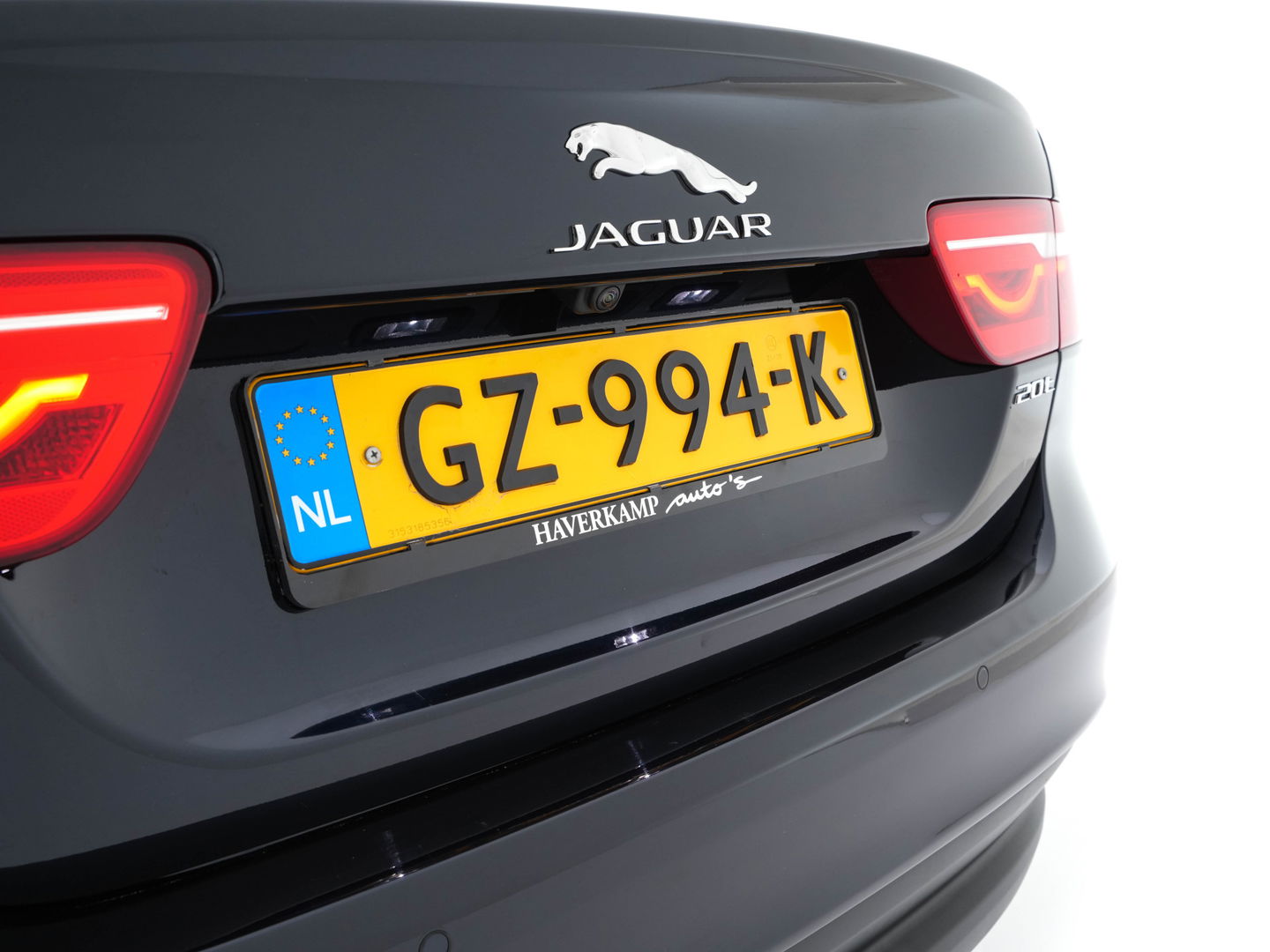 Jaguar XE 2.0 Portfolio *LUXURY-LEATHER | XENON | CAMERA | NAVI-FULLMAP | ECC | PDC | CRUISE | 18''ALU*