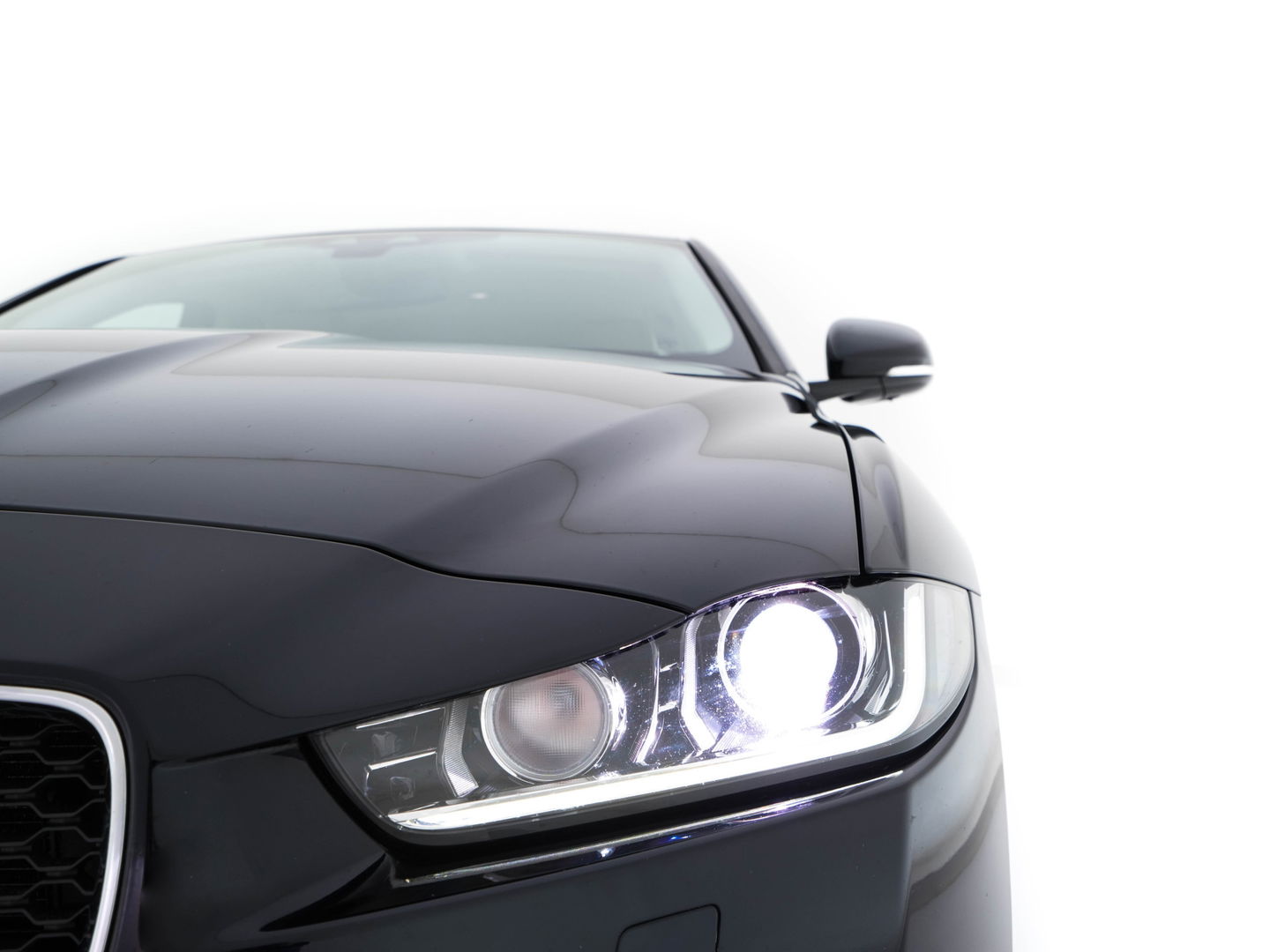 Jaguar XE 2.0 Portfolio *LUXURY-LEATHER | XENON | CAMERA | NAVI-FULLMAP | ECC | PDC | CRUISE | 18''ALU*