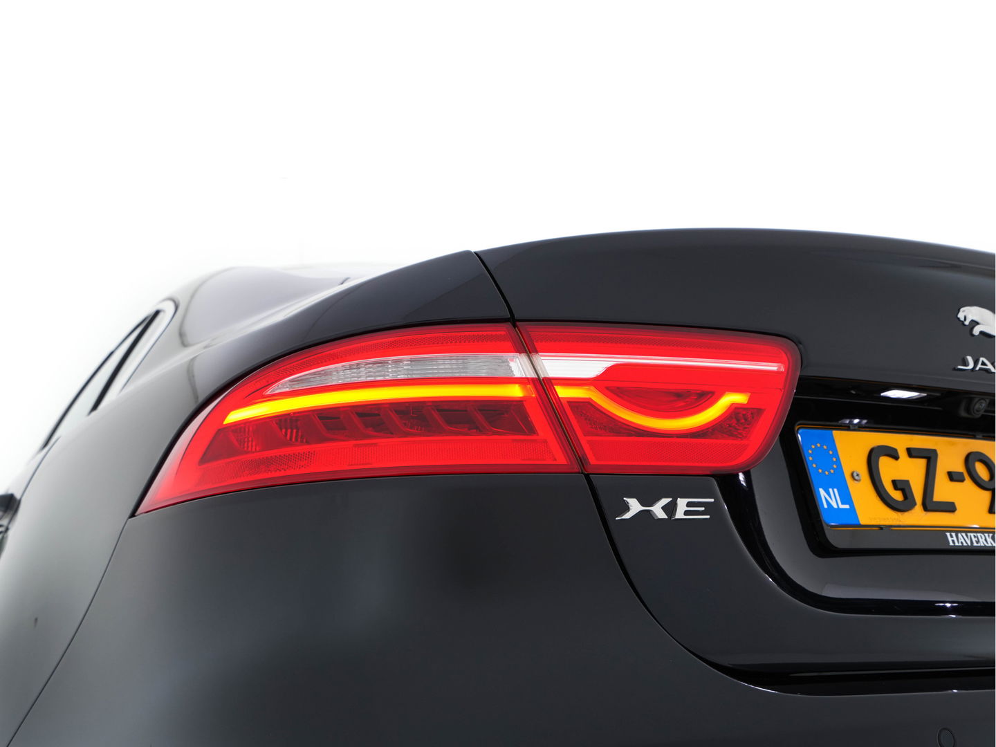 Jaguar XE 2.0 Portfolio *LUXURY-LEATHER | XENON | CAMERA | NAVI-FULLMAP | ECC | PDC | CRUISE | 18''ALU*