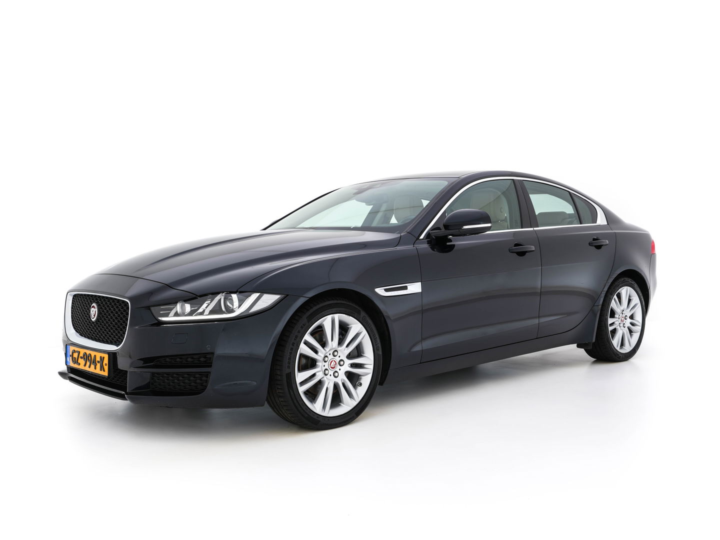 Jaguar XE 2.0 Portfolio *LUXURY-LEATHER | XENON | CAMERA | NAVI-FULLMAP | ECC | PDC | CRUISE | 18''ALU*