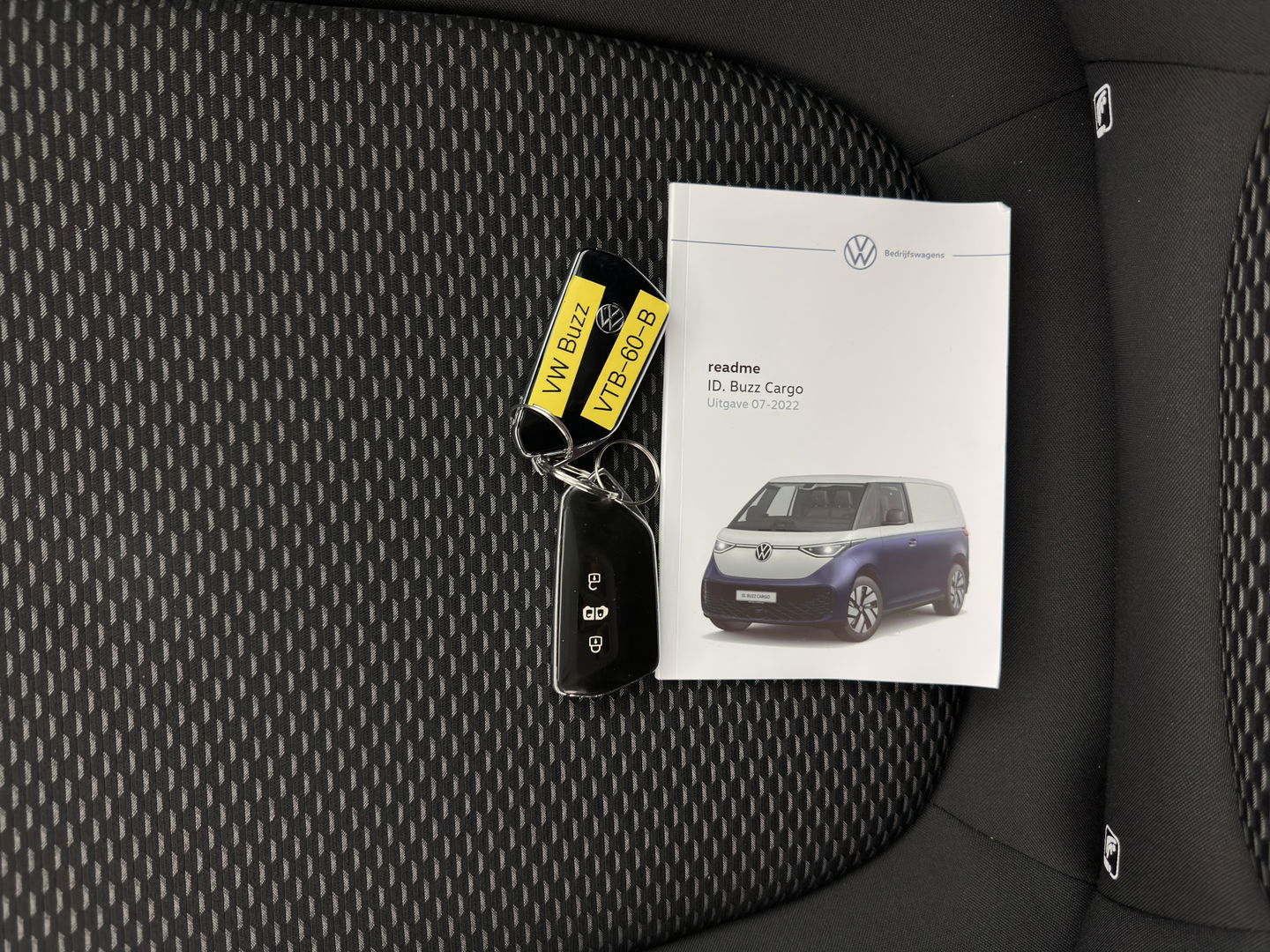 Volkswagen ID. Buzz Cargo 77 kWh [ 3-Fase ] *FULL-LED | ADAPTIVE-CRUISE | LANE-ASSIST | KEYLESS | DAB+ | CAMERA | DIGI-COCKPIT | NAVI-FULLMAP | COMFORT-SEATS | 20''ALU | TOWBAR*