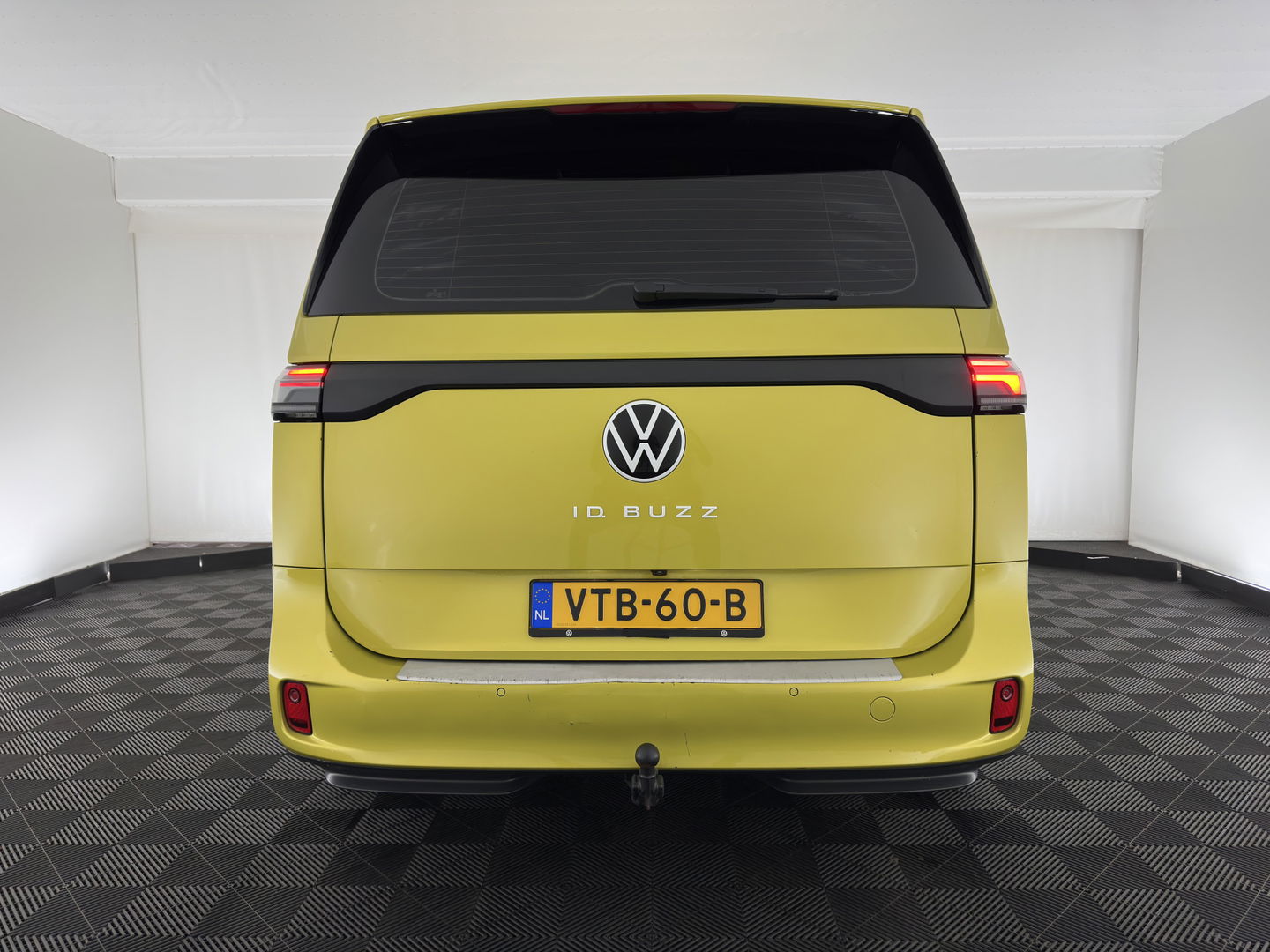 Volkswagen ID. Buzz Cargo 77 kWh [ 3-Fase ] {SOH-90%} *FULL-LED | ADAPTIVE-CRUISE | LANE-ASSIST | KEYLESS | DAB+ | CAMERA | DIGI-COCKPIT | NAVI-FULLMAP | HEATED-COMFORTSEATS | CCS-FASTLOADER | LANE-ASSIST | TOWBAR | 20"ALU*