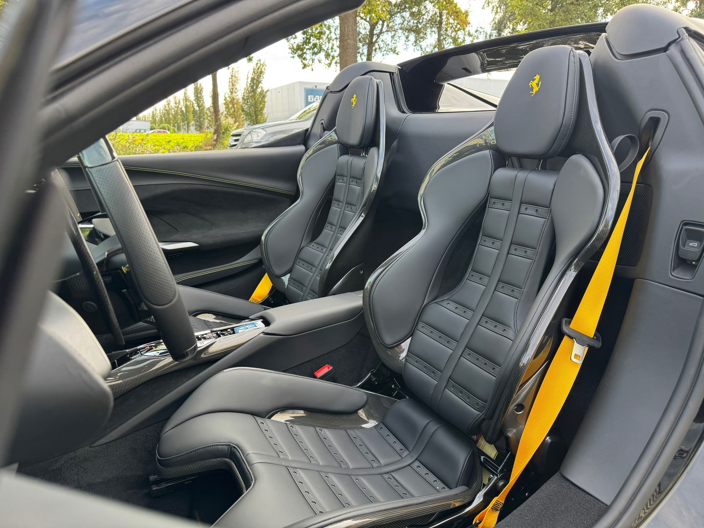Ferrari 296 GTS 3.0 V6 830PK|NL-Auto|Carbon|Lift|Passenger Display|JBL|Head-Up|Carplay|Leder