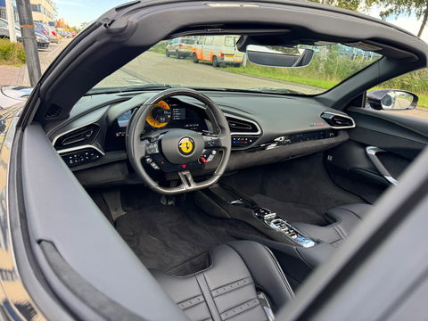 Ferrari 296 GTS 3.0 V6 830PK|NL-Auto|Carbon|Lift|Passenger Display|JBL|Head-Up|Carplay|Leder
