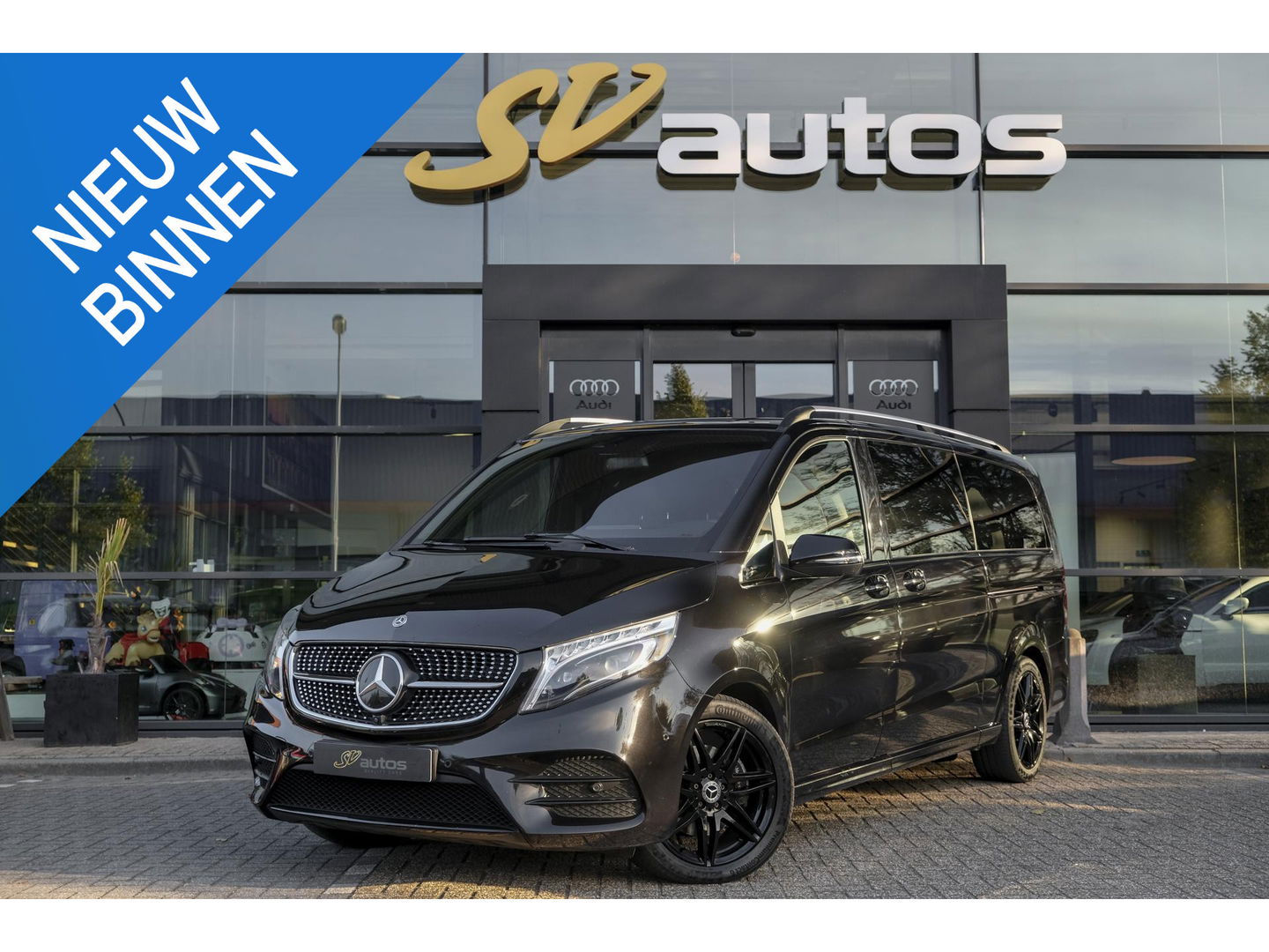 Mercedes-Benz V-Klasse V300d AMG 240pk Extra Lang XL Burmester Elektrische schuifdeuren Trekhaak Night pakket Black Edition