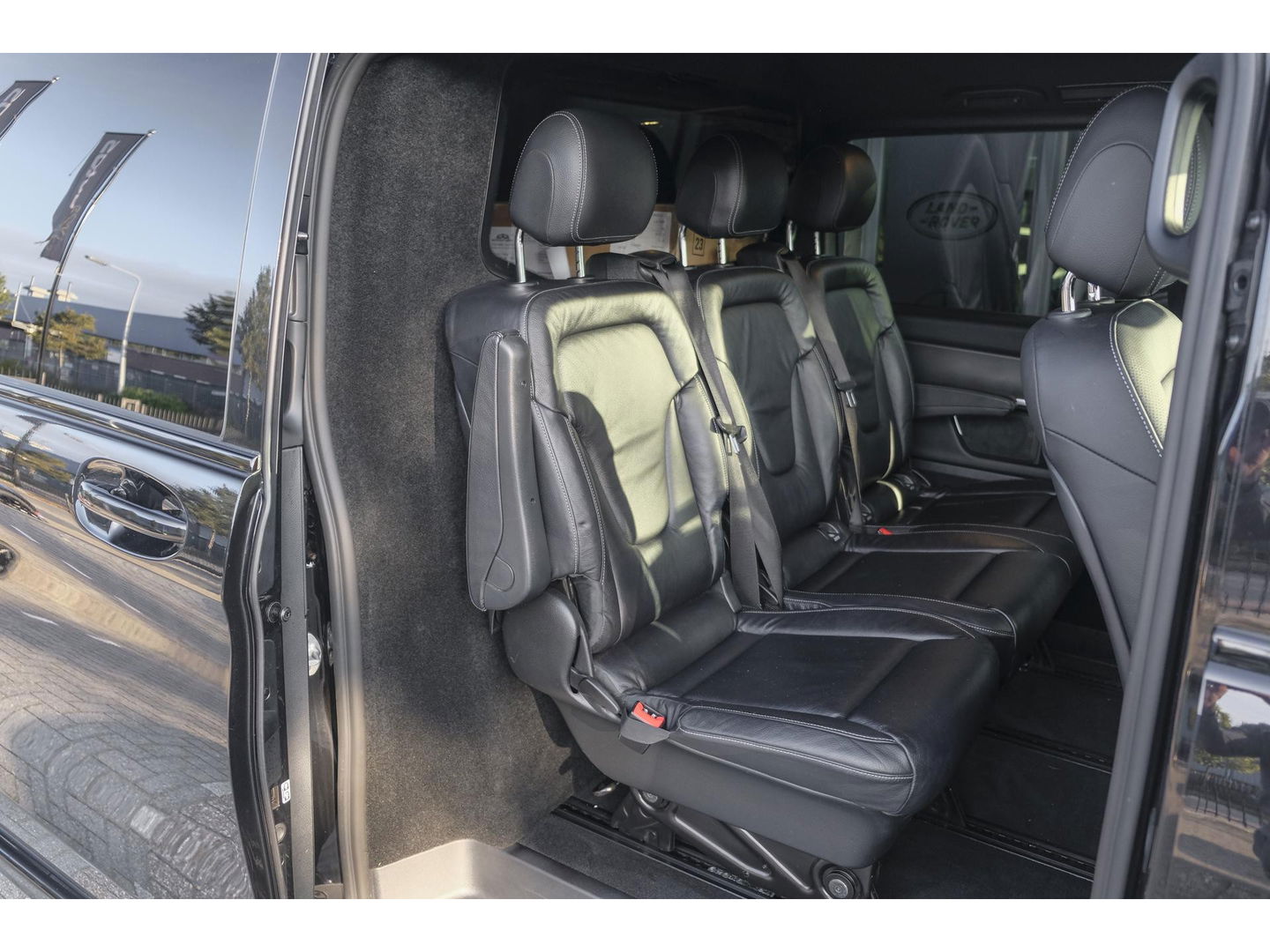 Mercedes-Benz V-Klasse V300d AMG 240pk Extra Lang XL Burmester Elektrische schuifdeuren Trekhaak Night pakket Black Edition