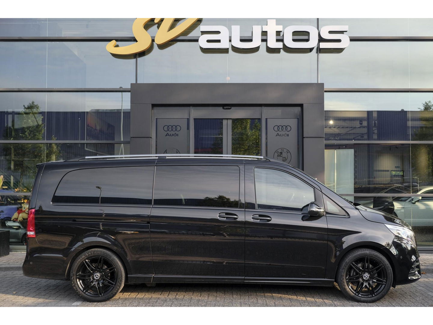 Mercedes-Benz V-Klasse V300d AMG 240pk Extra Lang XL Burmester Elektrische schuifdeuren Trekhaak Night pakket Black Edition