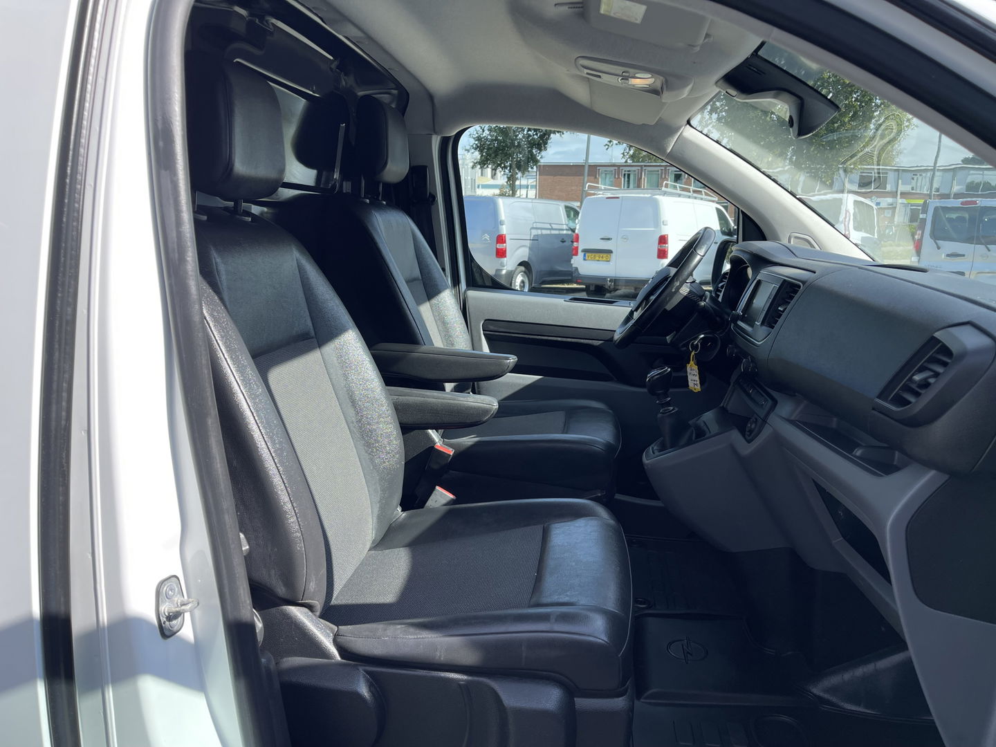 Opel Vivaro 2.0 CDTI 144pk L3H1 Edition / vaste prijs rijklaar € 17.950 ex btw / lease vanaf € 302 / airco / cruise / half leer / navigatie / achteruit rijcamera / euro 6 ! / imperial