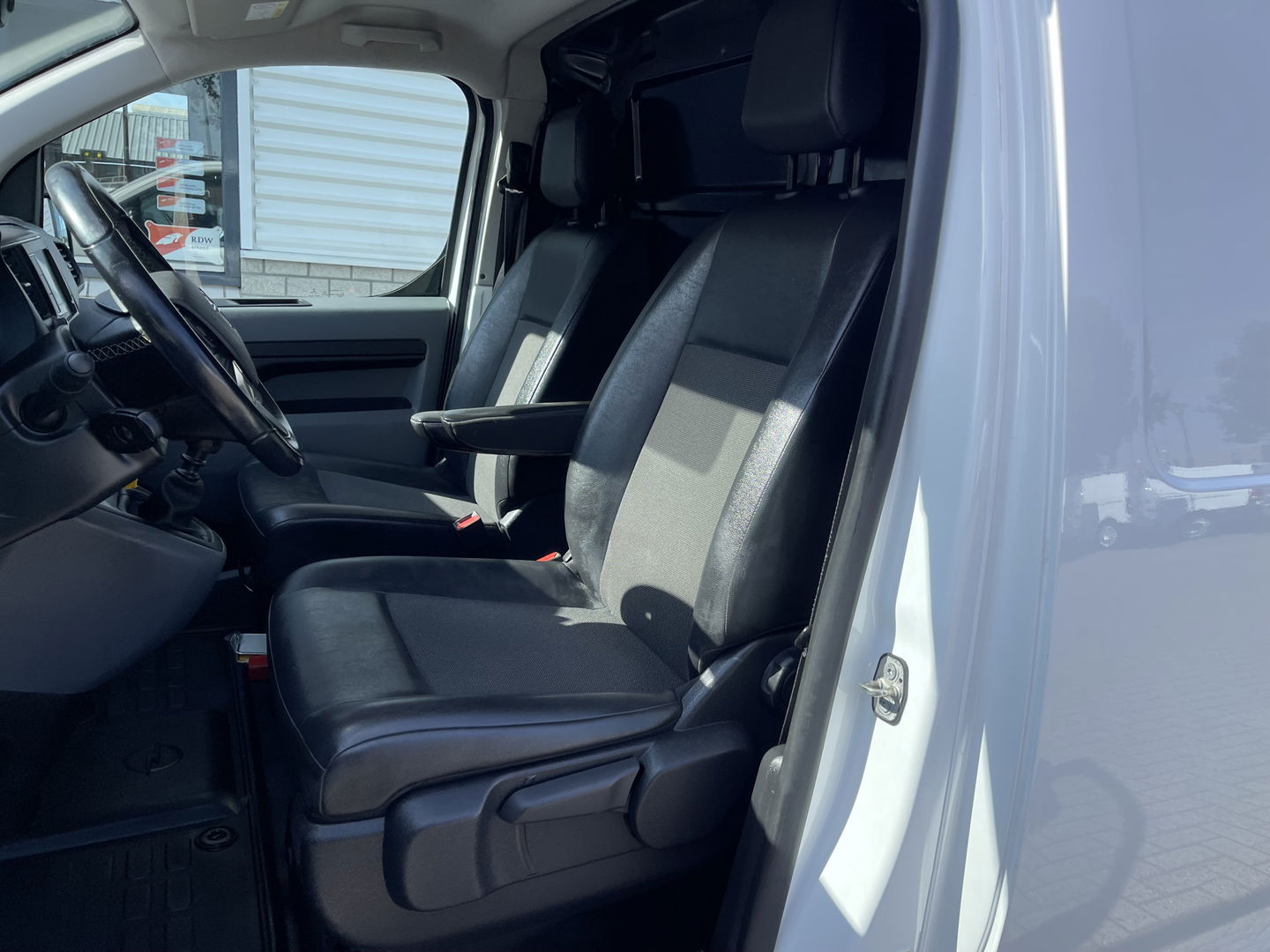 Opel Vivaro 2.0 CDTI 144pk L3H1 Edition / vaste prijs rijklaar € 17.950 ex btw / lease vanaf € 302 / airco / cruise / half leer / navigatie / achteruit rijcamera / euro 6 ! / imperial