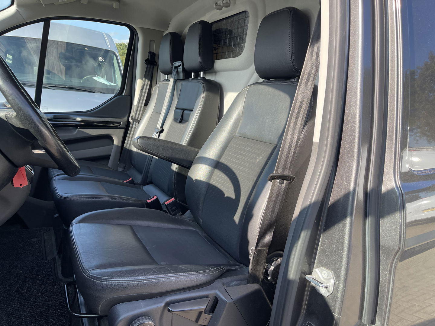 Ford Transit Custom 320 2.0 TDCI automaat 185pk L2H1 Sport / vaste prijs rijklaar € 22.950 marge / lease vanaf € 375 / dakdragers / trekhaak / airco /cruise / navi / euro 6 diesel