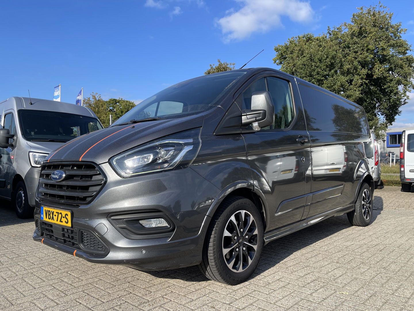 Ford Transit Custom 320 2.0 TDCI automaat 185pk L2H1 Sport / vaste prijs rijklaar € 22.950 marge / lease vanaf € 375 / dakdragers / trekhaak / airco /cruise / navi / euro 6 diesel