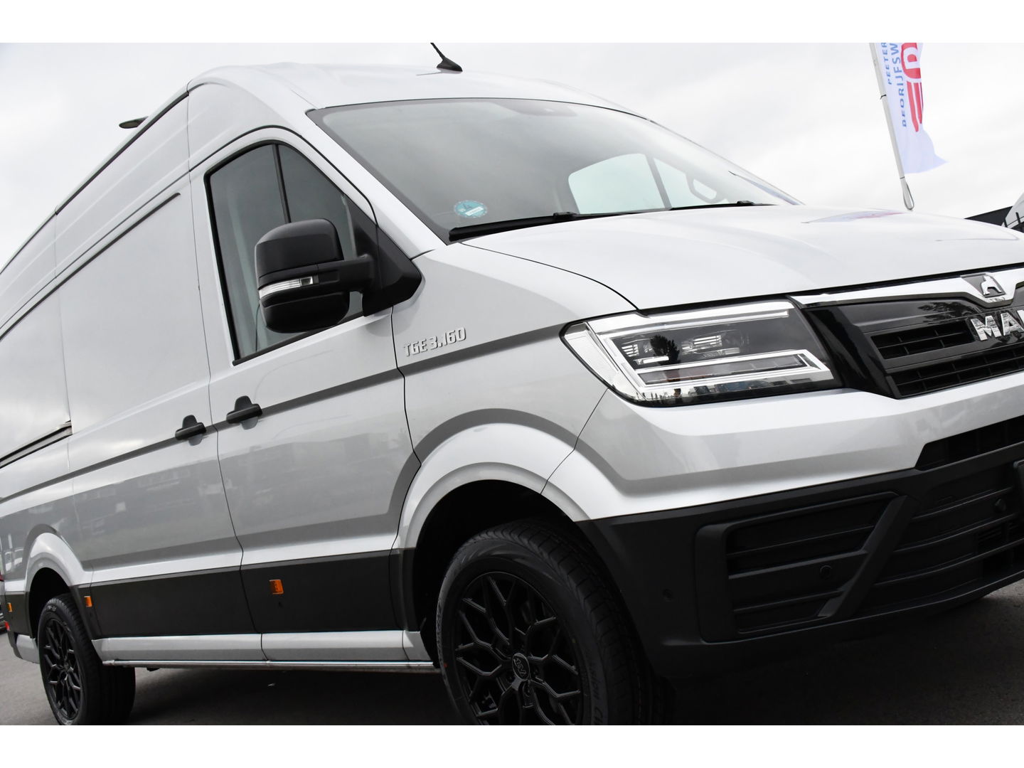 MAN TGE 35 2.0 L3H3 PB Edition Lucht geremd! Camera, 3500kg Trekhaak, Cruise, Carplay, LED, 165pk, Automaat, Multimedia, Uniek! lucht opbouw, markt, zwaar, luchhtrem, veldhuizen