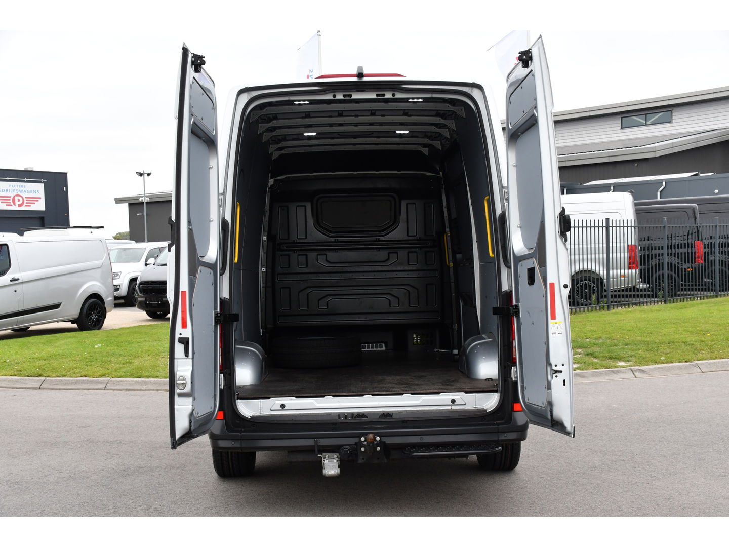 MAN TGE 35 2.0 L3H3 PB Edition Lucht geremd! Camera, 3500kg Trekhaak, Cruise, Carplay, LED, 165pk, Automaat, Multimedia, Uniek! lucht opbouw, markt, zwaar, luchhtrem, veldhuizen