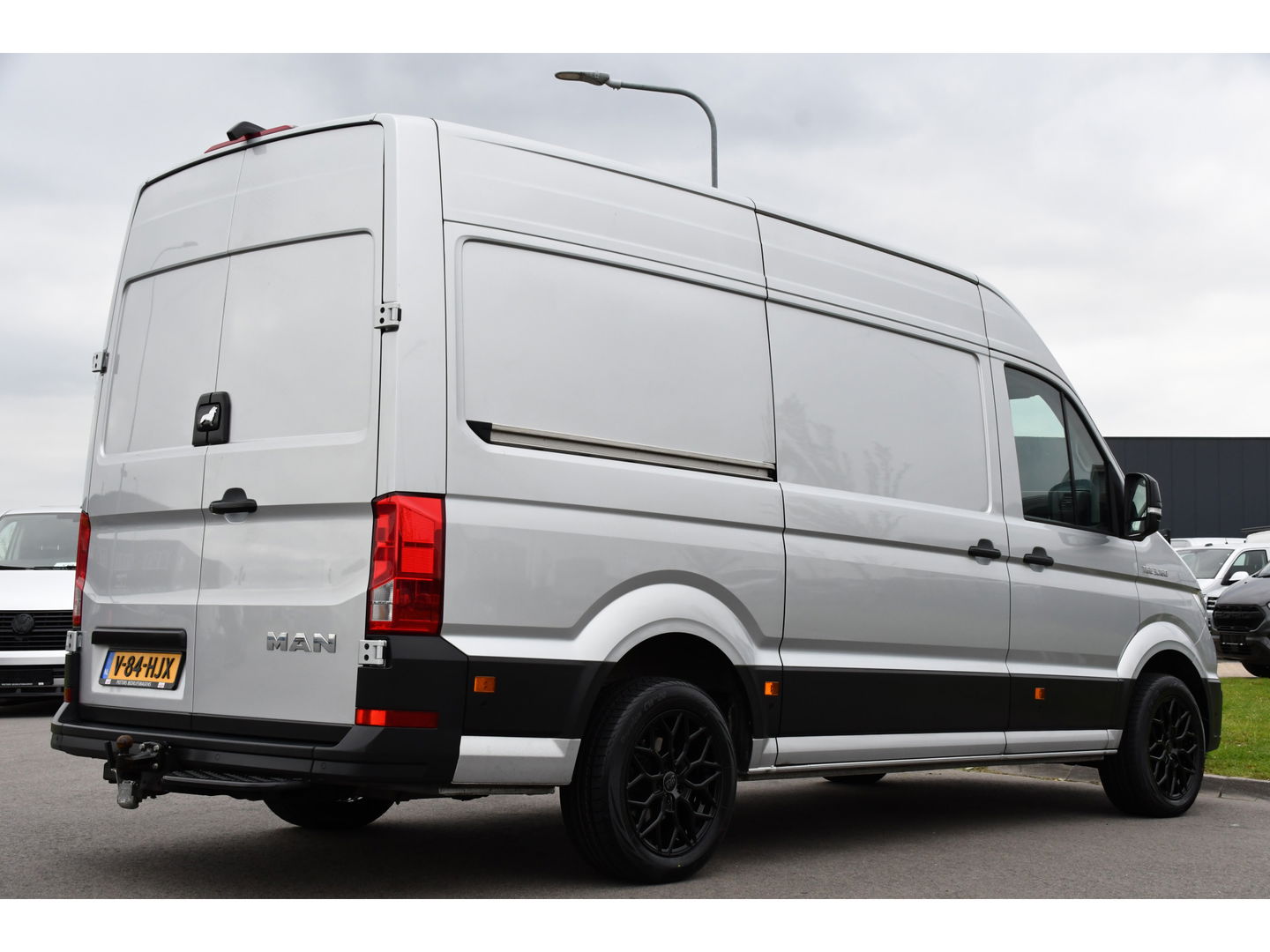 MAN TGE 35 2.0 L3H3 PB Edition Lucht geremd! Camera, 3500kg Trekhaak, Cruise, Carplay, LED, 165pk, Automaat, Multimedia, Uniek! lucht opbouw, markt, zwaar, luchhtrem, veldhuizen