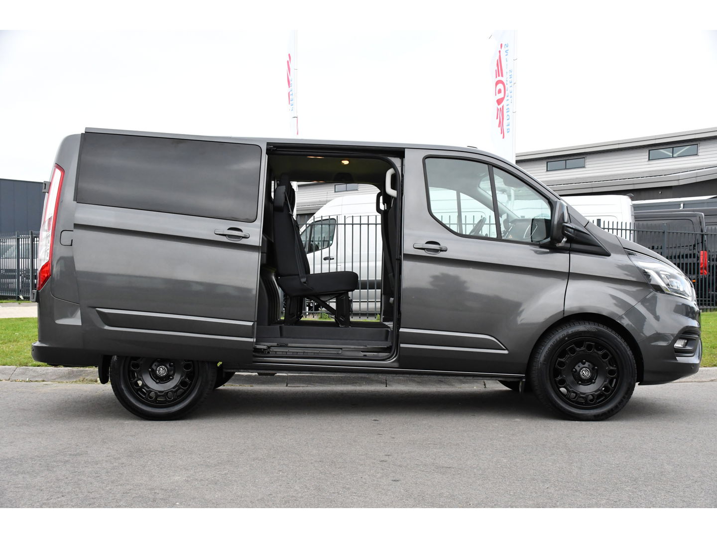 Ford Transit Custom 300 2.0 TDCI L1H1 DC Limited Raptor Edition Camera, Cruise, 130pk. Automaat, 2 x schuifdeur, Multimedia, Sensoren, Afneembare trekhaak, Uniek!