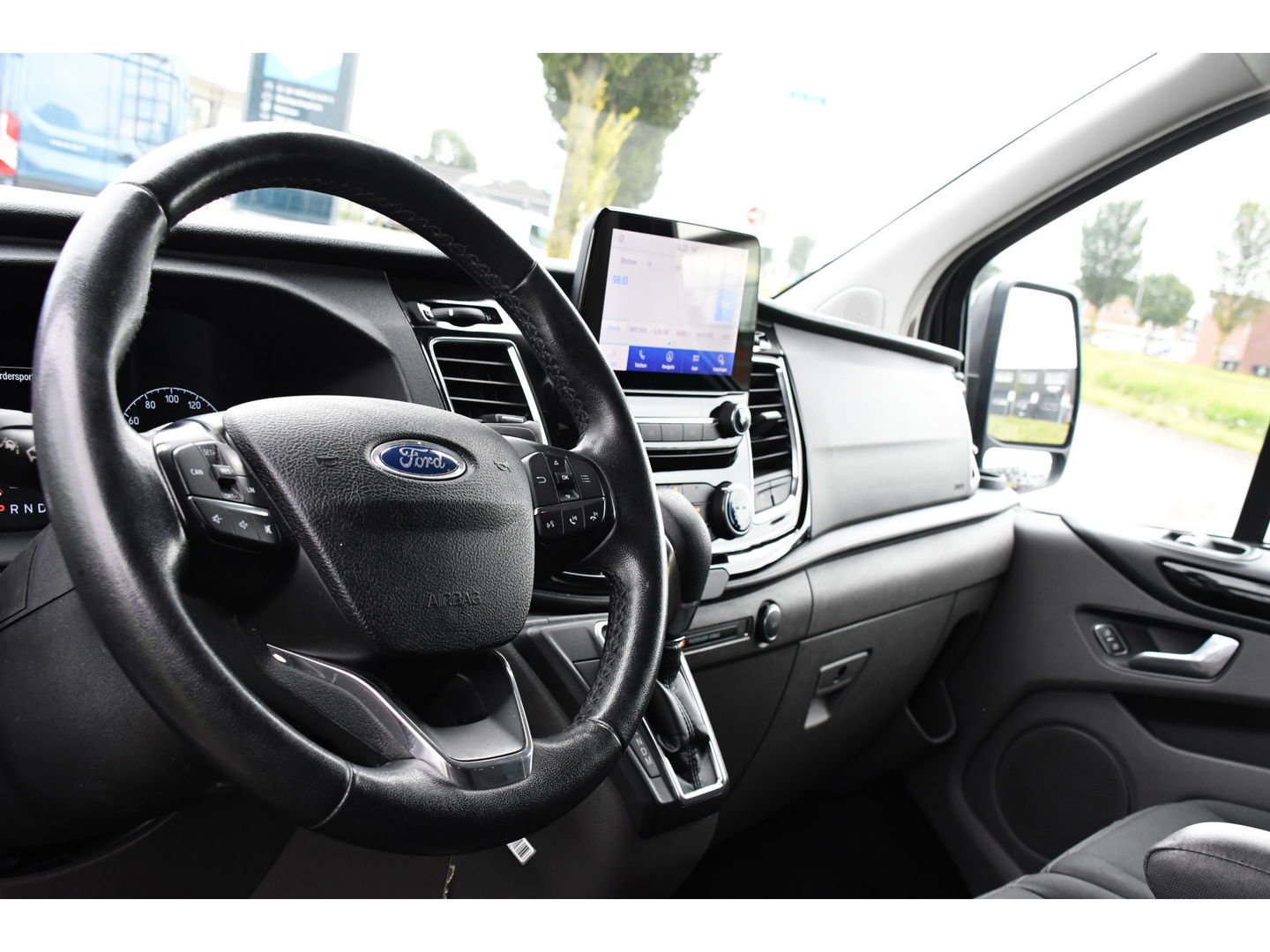 Ford Transit Custom 300 2.0 TDCI L1H1 DC Limited Raptor Edition Camera, Cruise, 130pk. Automaat, 2 x schuifdeur, Multimedia, Sensoren, Afneembare trekhaak, Uniek!