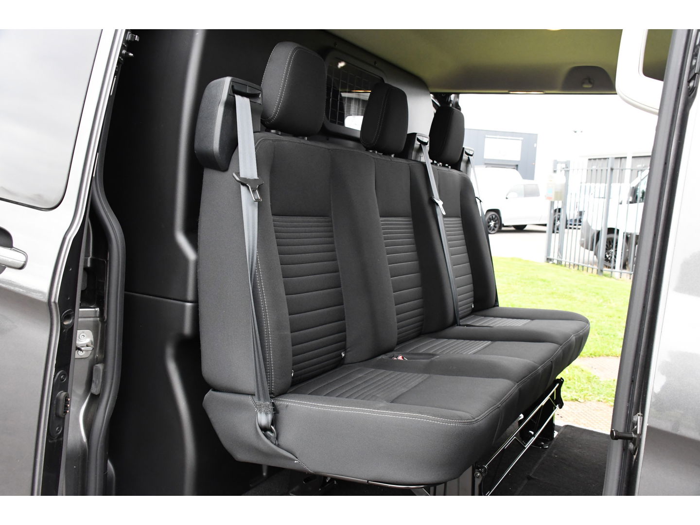 Ford Transit Custom 300 2.0 TDCI L1H1 DC Limited Raptor Edition Camera, Cruise, 130pk. Automaat, 2 x schuifdeur, Multimedia, Sensoren, Afneembare trekhaak, Uniek!