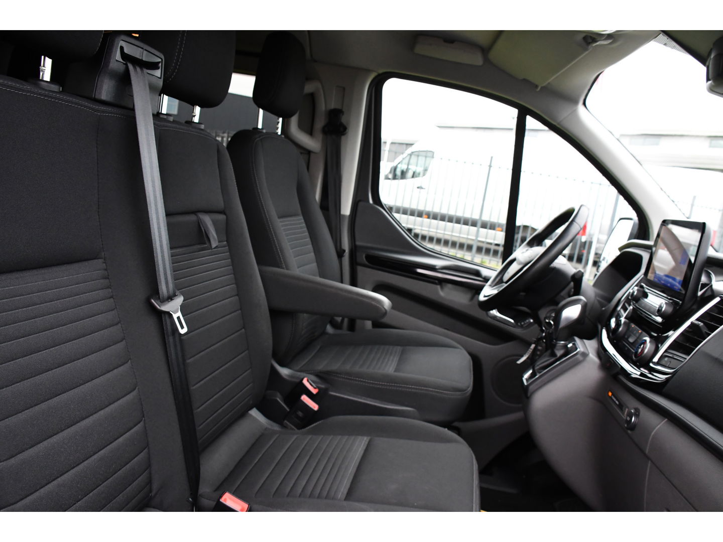 Ford Transit Custom 300 2.0 TDCI L1H1 DC Limited Raptor Edition Camera, Cruise, 130pk. Automaat, 2 x schuifdeur, Multimedia, Sensoren, Afneembare trekhaak, Uniek!