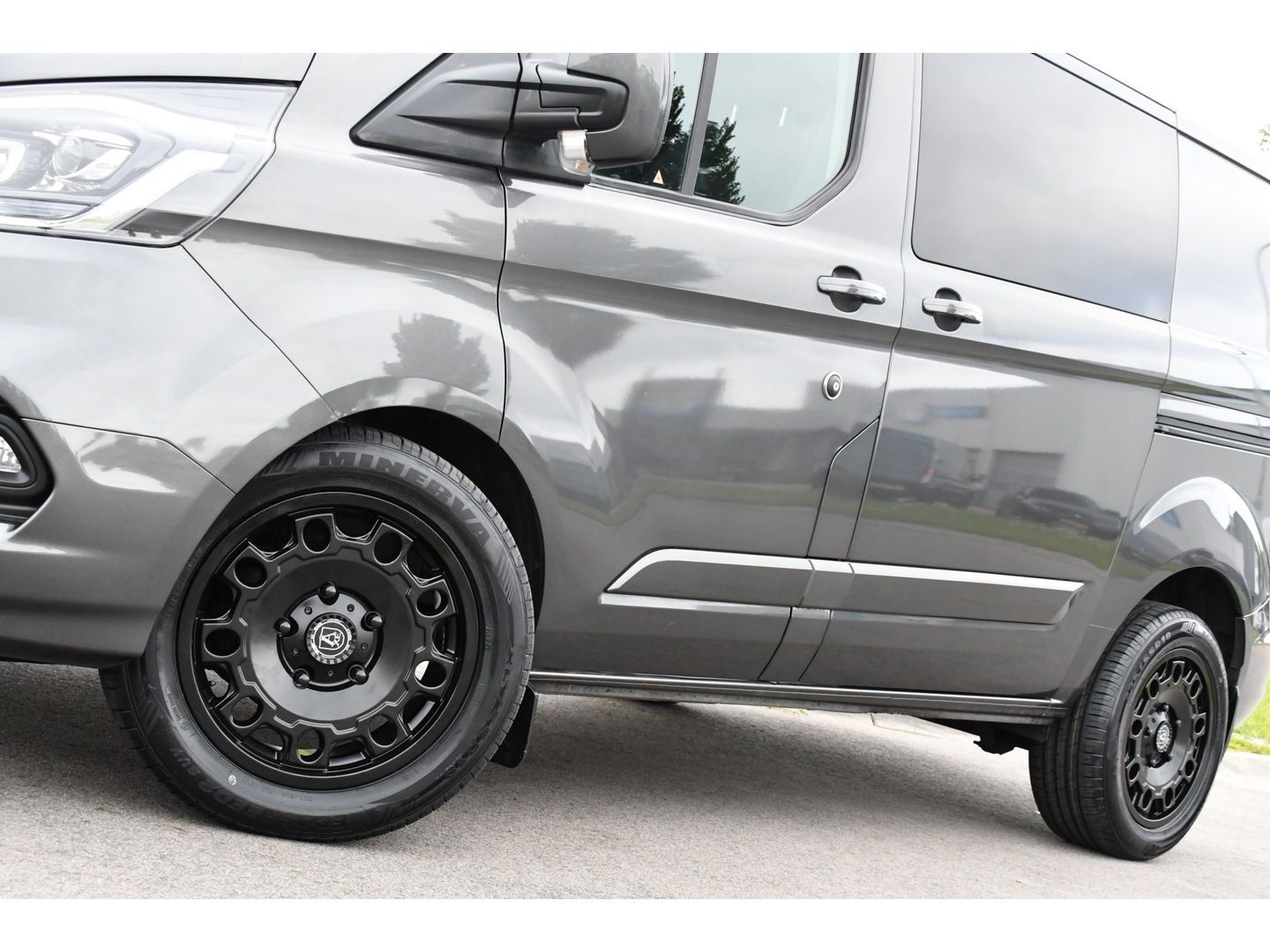 Ford Transit Custom 300 2.0 TDCI L1H1 DC Limited Raptor Edition Camera, Cruise, 130pk. Automaat, 2 x schuifdeur, Multimedia, Sensoren, Afneembare trekhaak, Uniek!