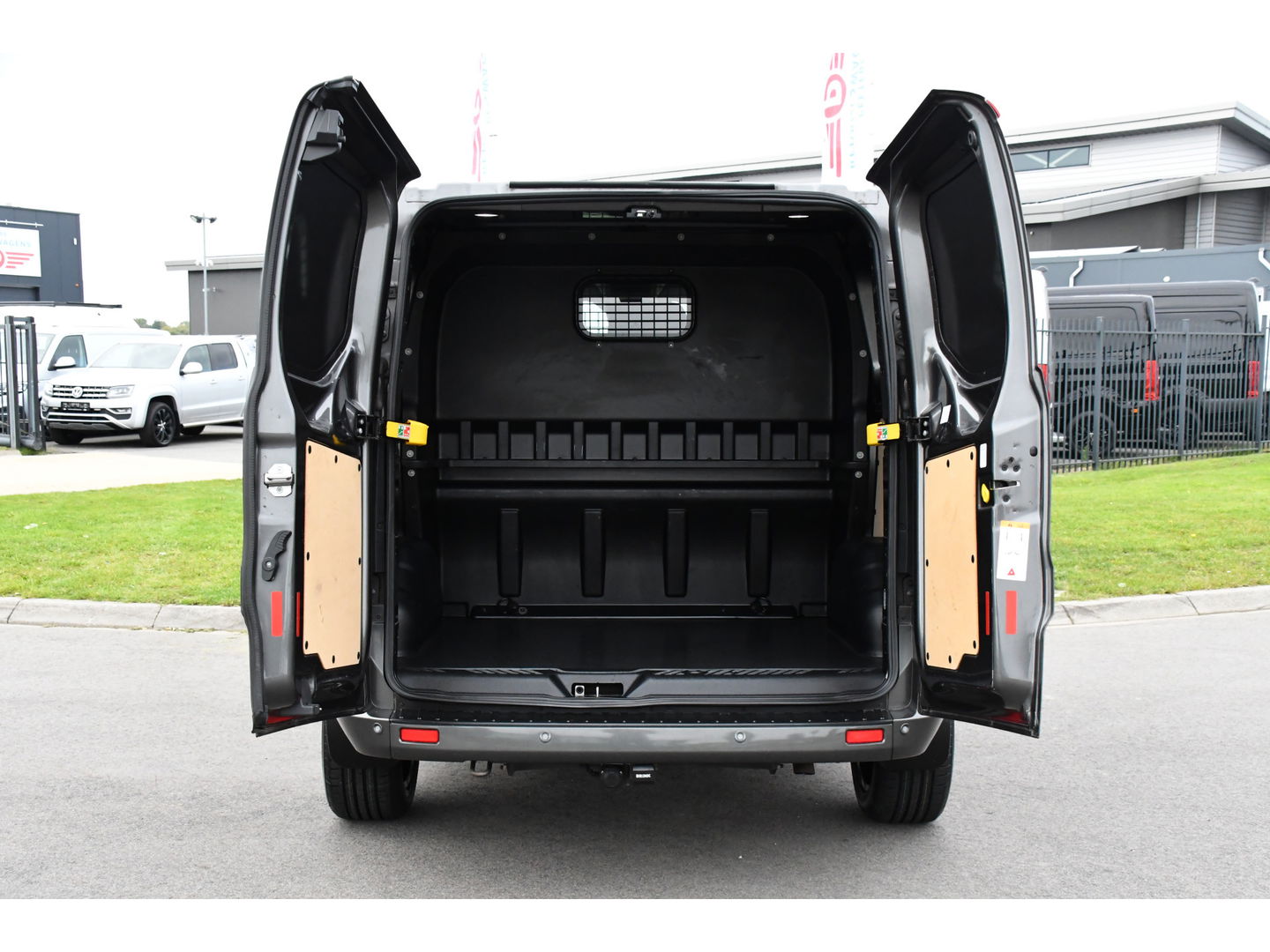 Ford Transit Custom 300 2.0 TDCI L1H1 DC Limited Raptor Edition Camera, Cruise, 130pk. Automaat, 2 x schuifdeur, Multimedia, Sensoren, Afneembare trekhaak, Uniek!