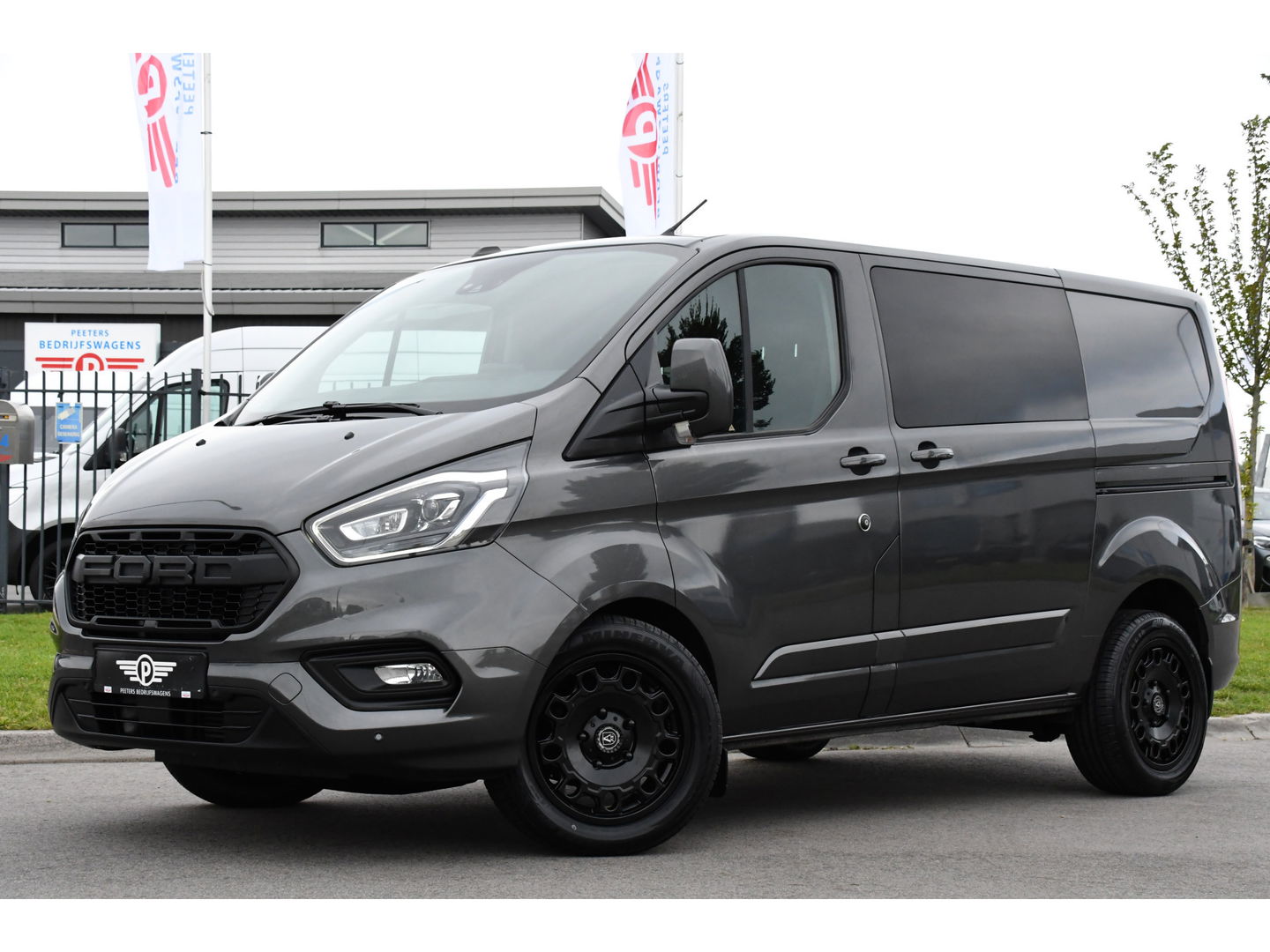 Ford Transit Custom 300 2.0 TDCI L1H1 DC Limited Raptor Edition Camera, Cruise, 130pk. Automaat, 2 x schuifdeur, Multimedia, Sensoren, Afneembare trekhaak, Uniek!