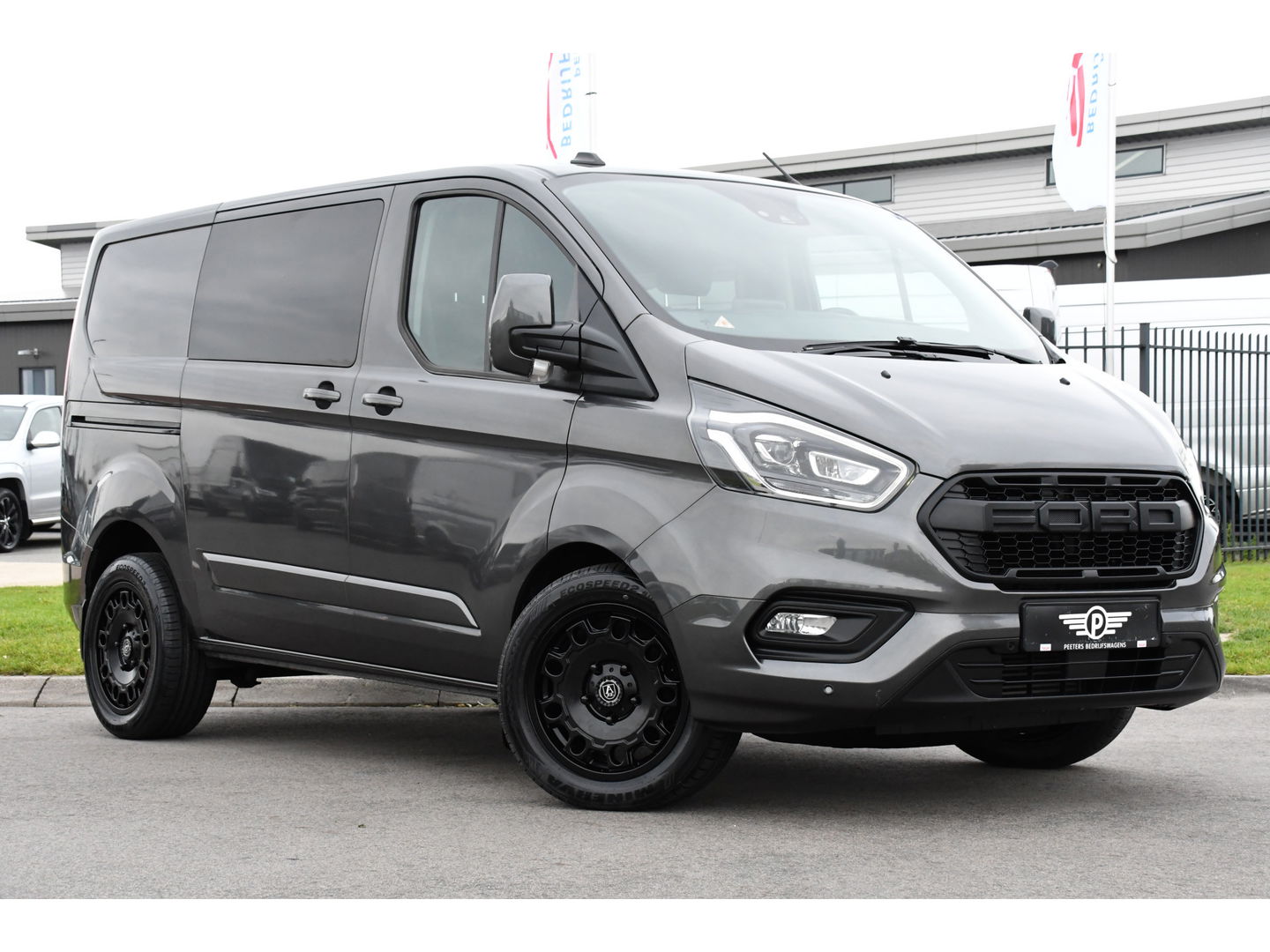 Ford Transit Custom 300 2.0 TDCI L1H1 DC Limited Raptor Edition Camera, Cruise, 130pk. Automaat, 2 x schuifdeur, Multimedia, Sensoren, Afneembare trekhaak, Uniek!