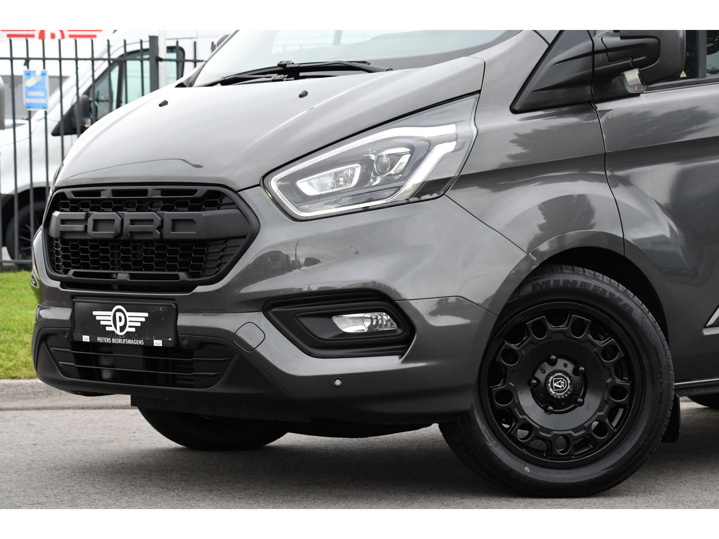 Ford Transit Custom 300 2.0 TDCI L1H1 DC Limited Raptor Edition Camera, Cruise, 130pk. Automaat, 2 x schuifdeur, Multimedia, Sensoren, Afneembare trekhaak, Uniek!