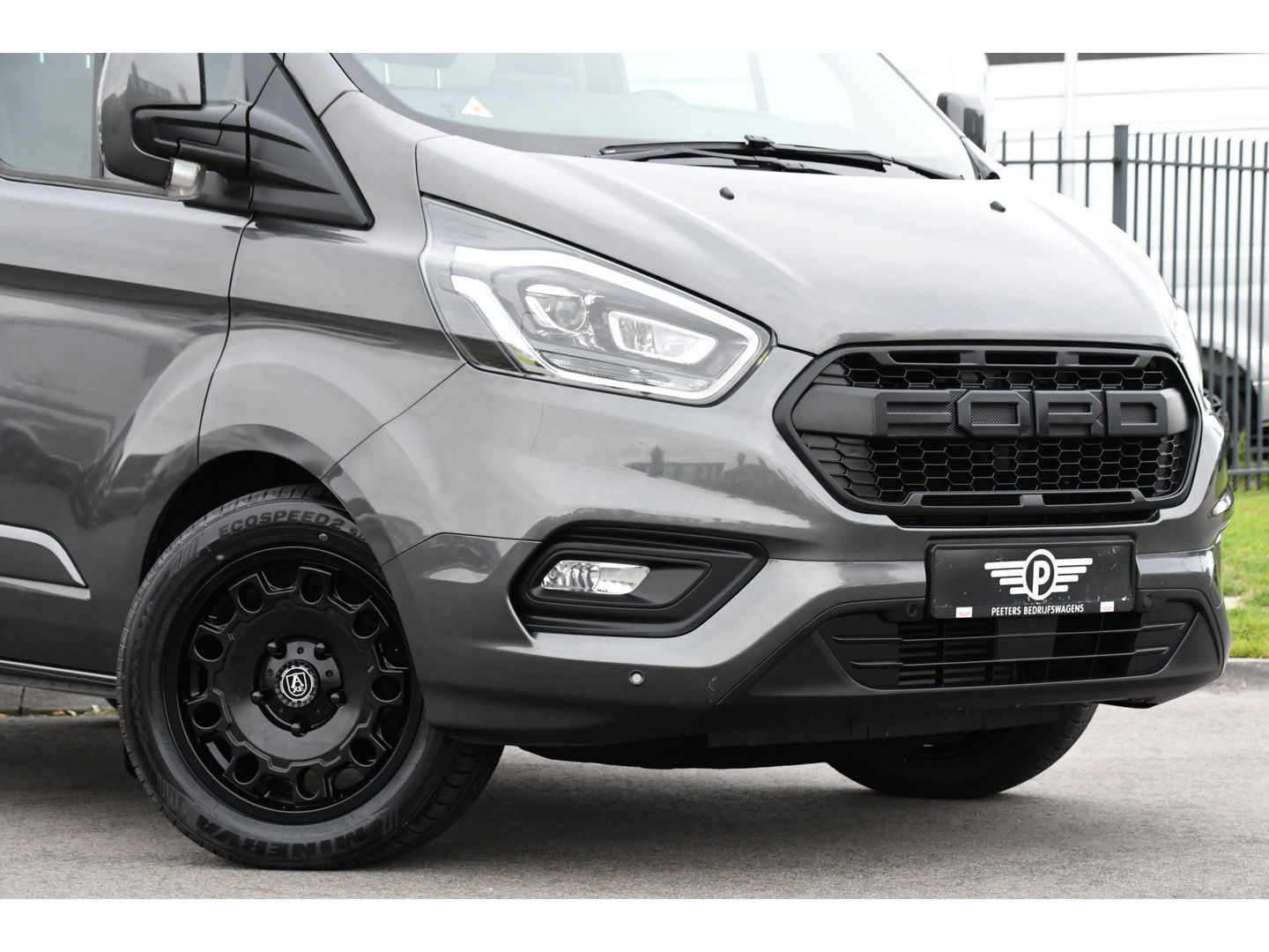 Ford Transit Custom 300 2.0 TDCI L1H1 DC Limited Raptor Edition Camera, Cruise, 130pk. Automaat, 2 x schuifdeur, Multimedia, Sensoren, Afneembare trekhaak, Uniek!
